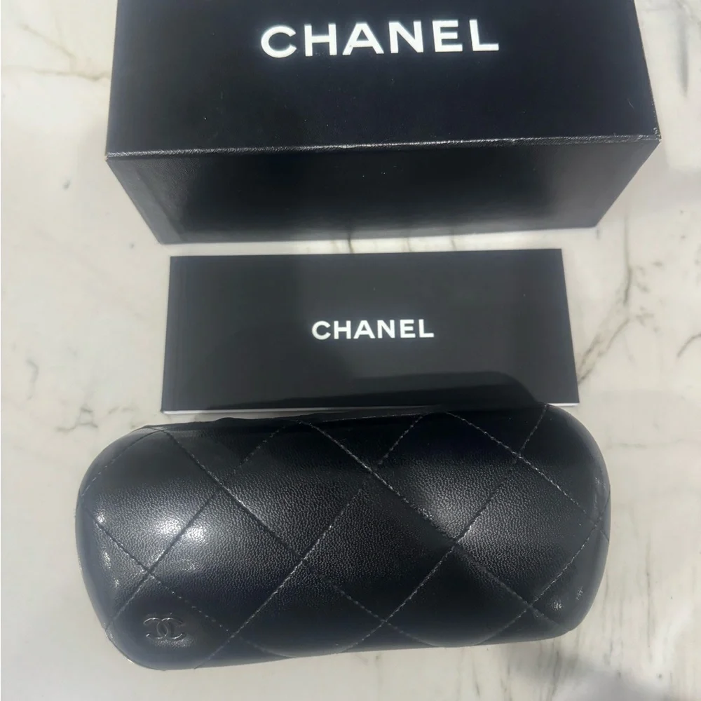 Chanel sunglasses, worn twice on our honeymoon 🙈 - Picture 4 of 8